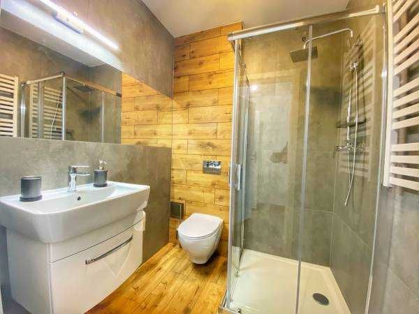 Pokoje z łazienkami 2-3 osobowe, od 65zł, duży monitorowany parking