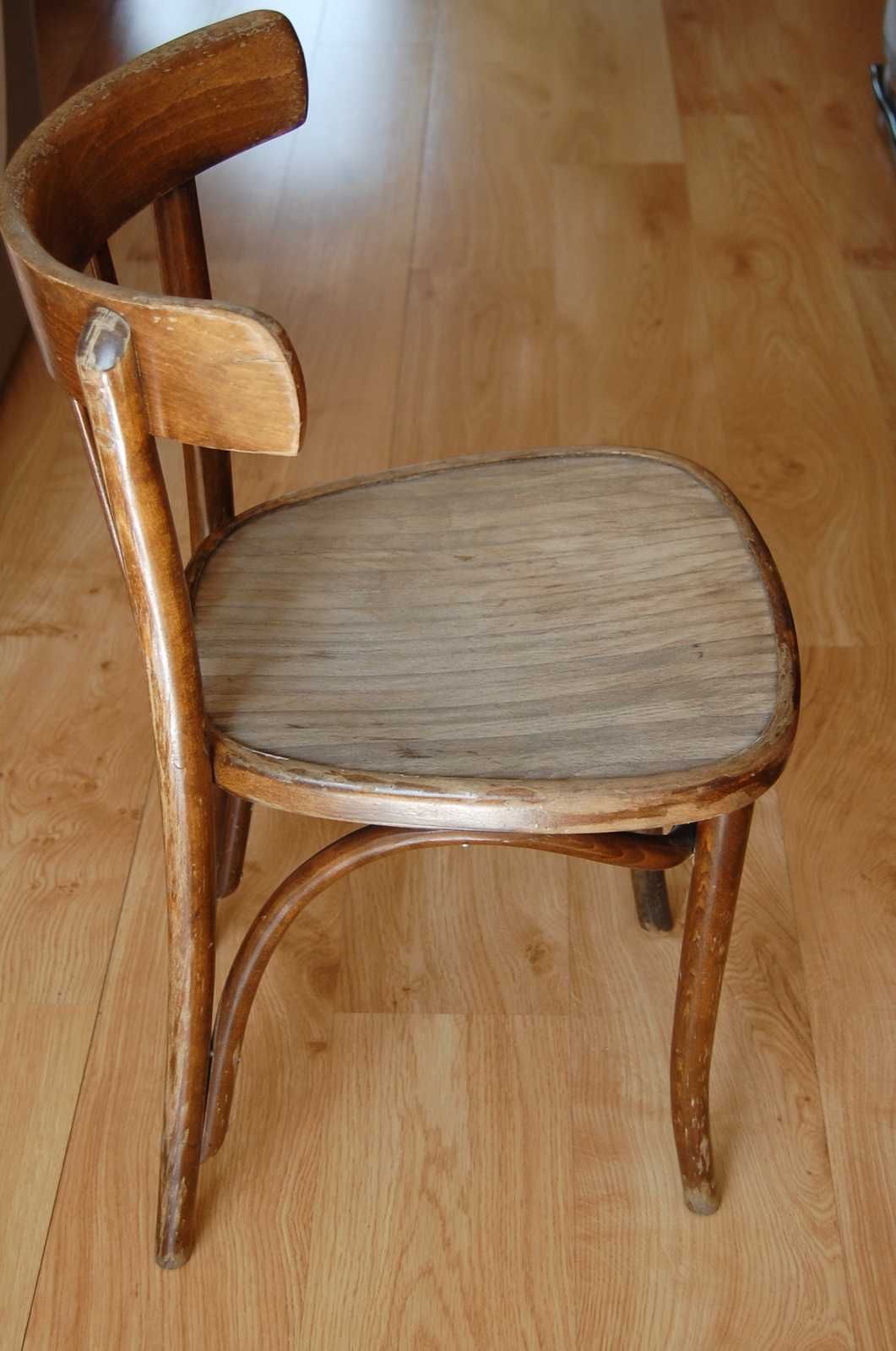 Czasy PRL. Stare drewniane krzesło. Krzesło gięte Radomsko.