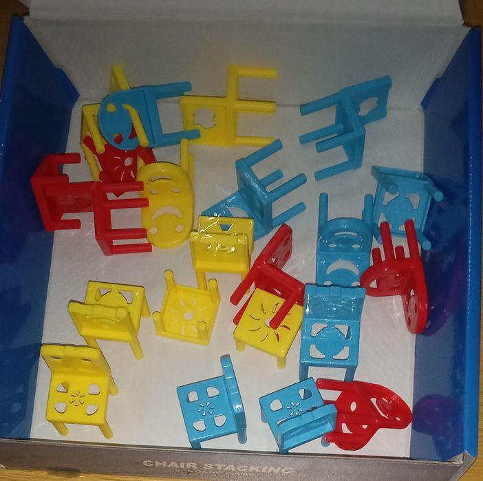 Гра зі стільцями: чия вежа вища?