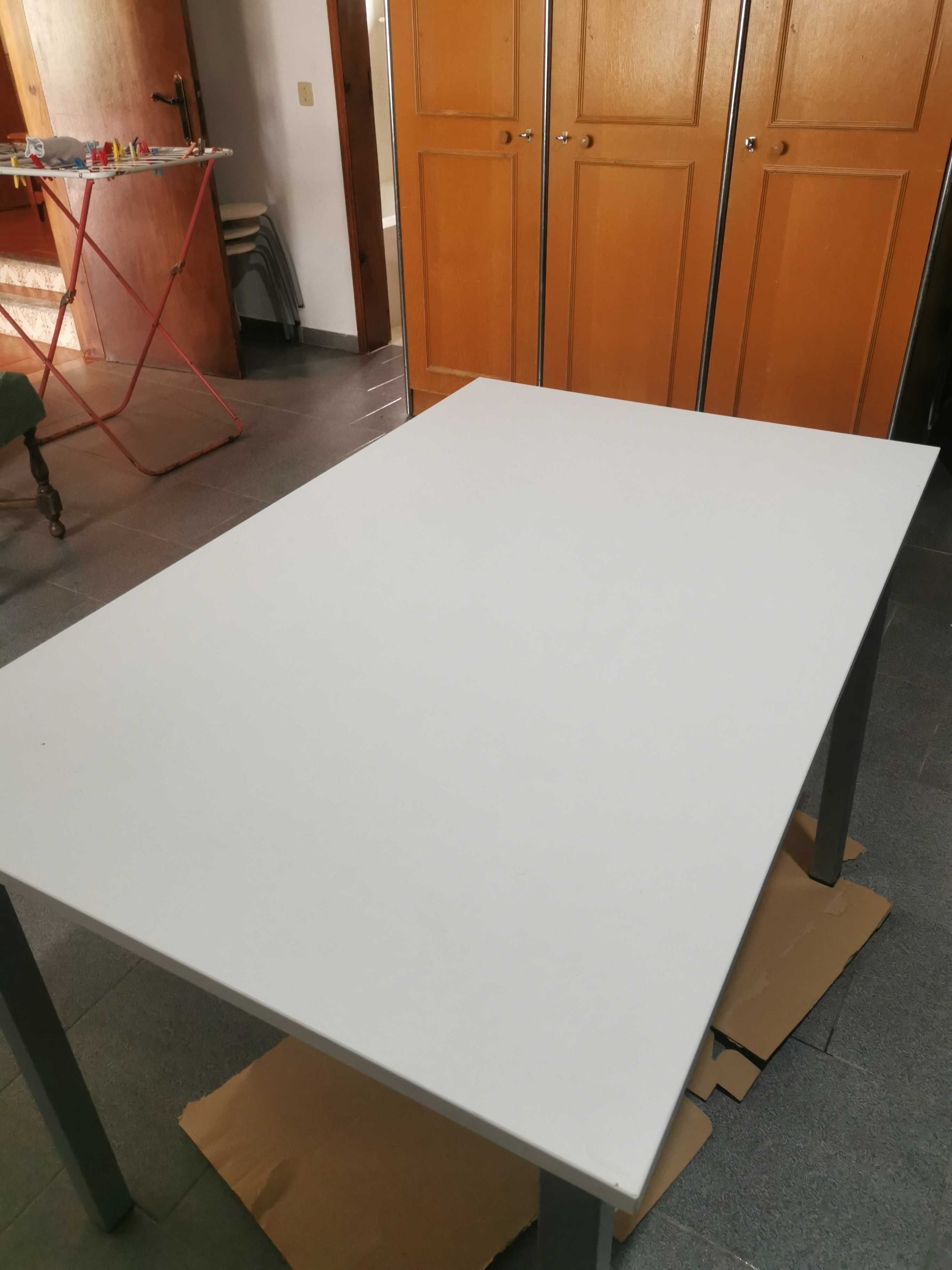 Mesa de cozinha branca e cinza