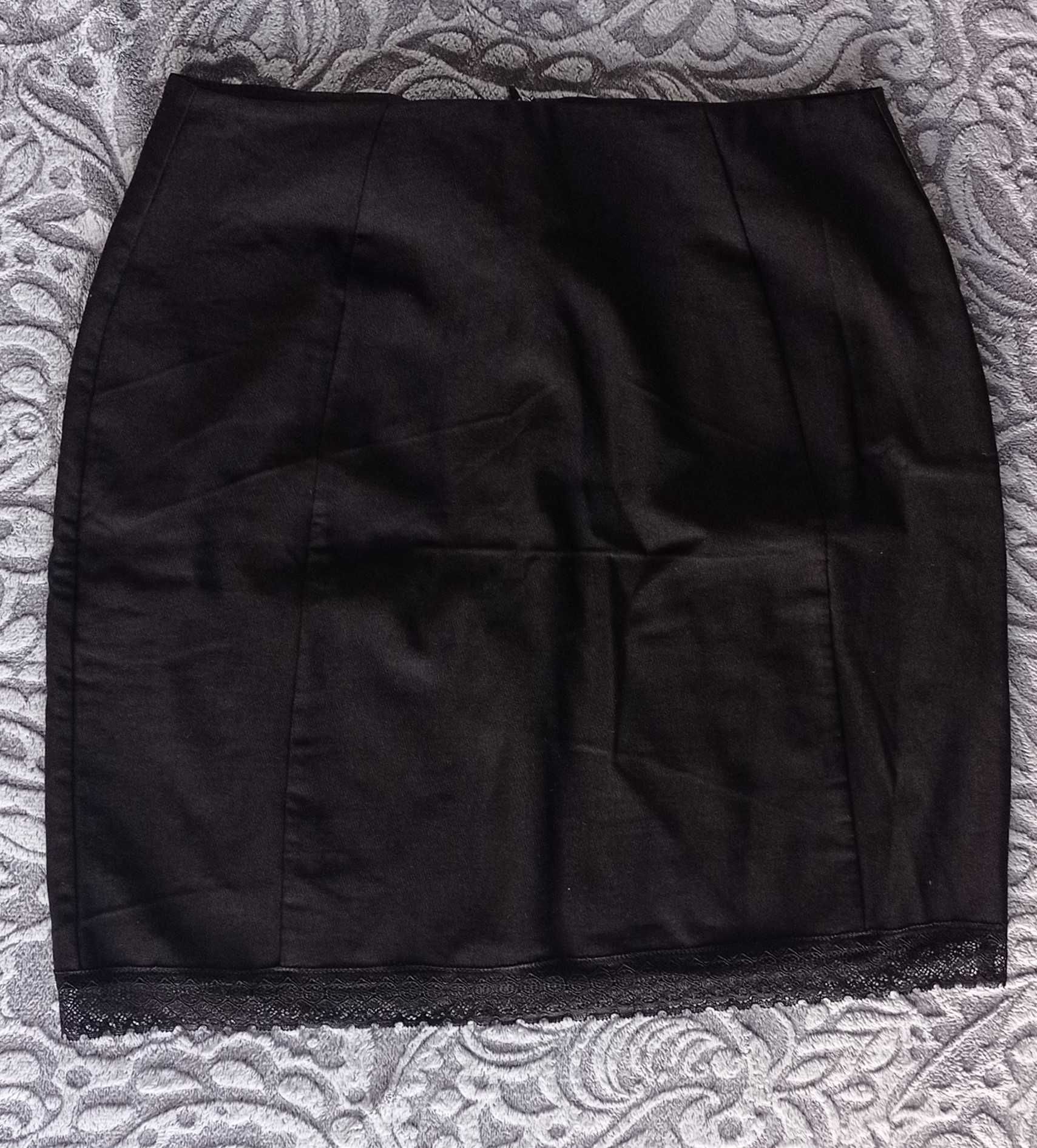 czarna spódnica nad kolano z koronką Reserved S