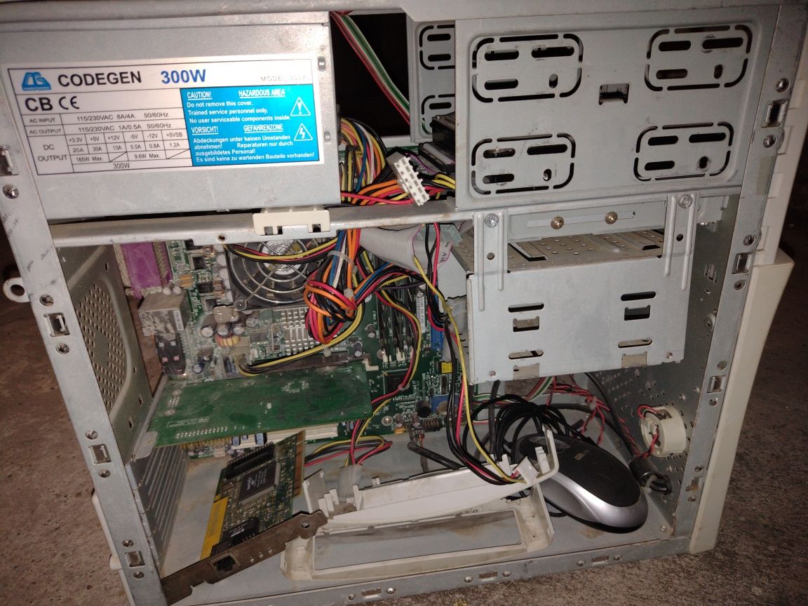Stary komputer z Intel celeron