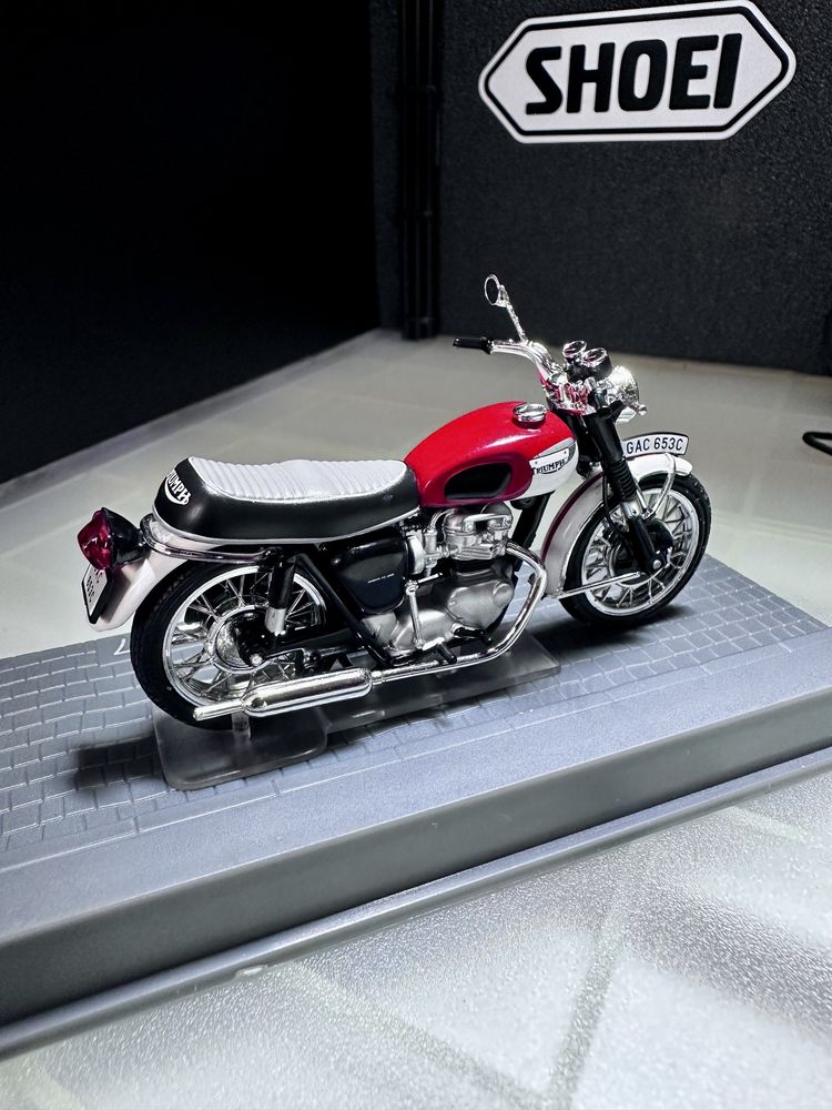 Miniatura Triumph T120 Bonneville de 1967 Escala 1/24 made by IXO