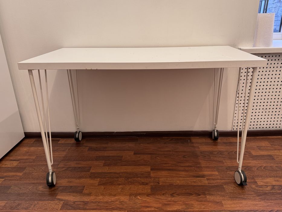 Білий стіл на колесах