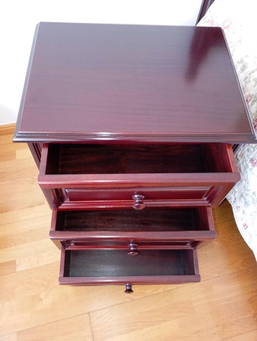 Cama casal 190x140 e 2 mesas de cabeceira , em muito bom estado