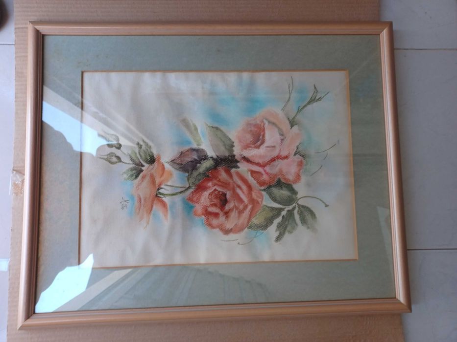 Quadro pintado à mão com moldura nos tons das flores