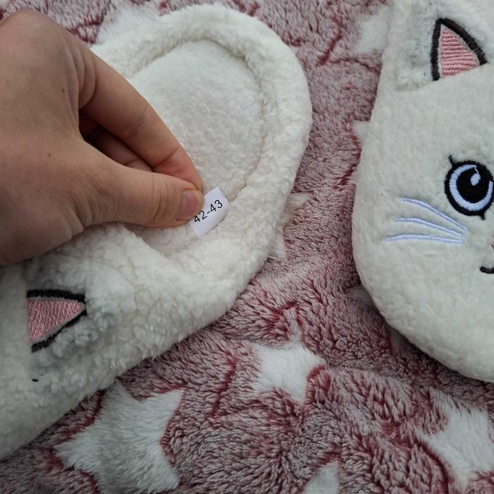 Kapcie damskie kotki – puszyste i urocze, 26 cm