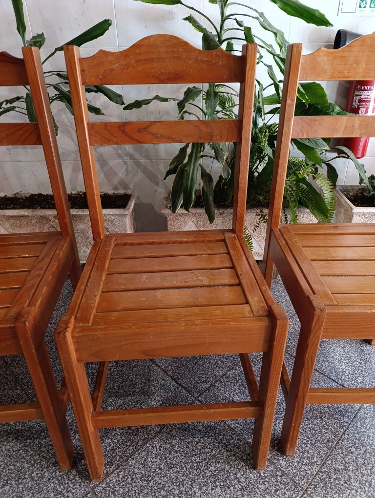 Conjunto de Cadeiras em Madeira