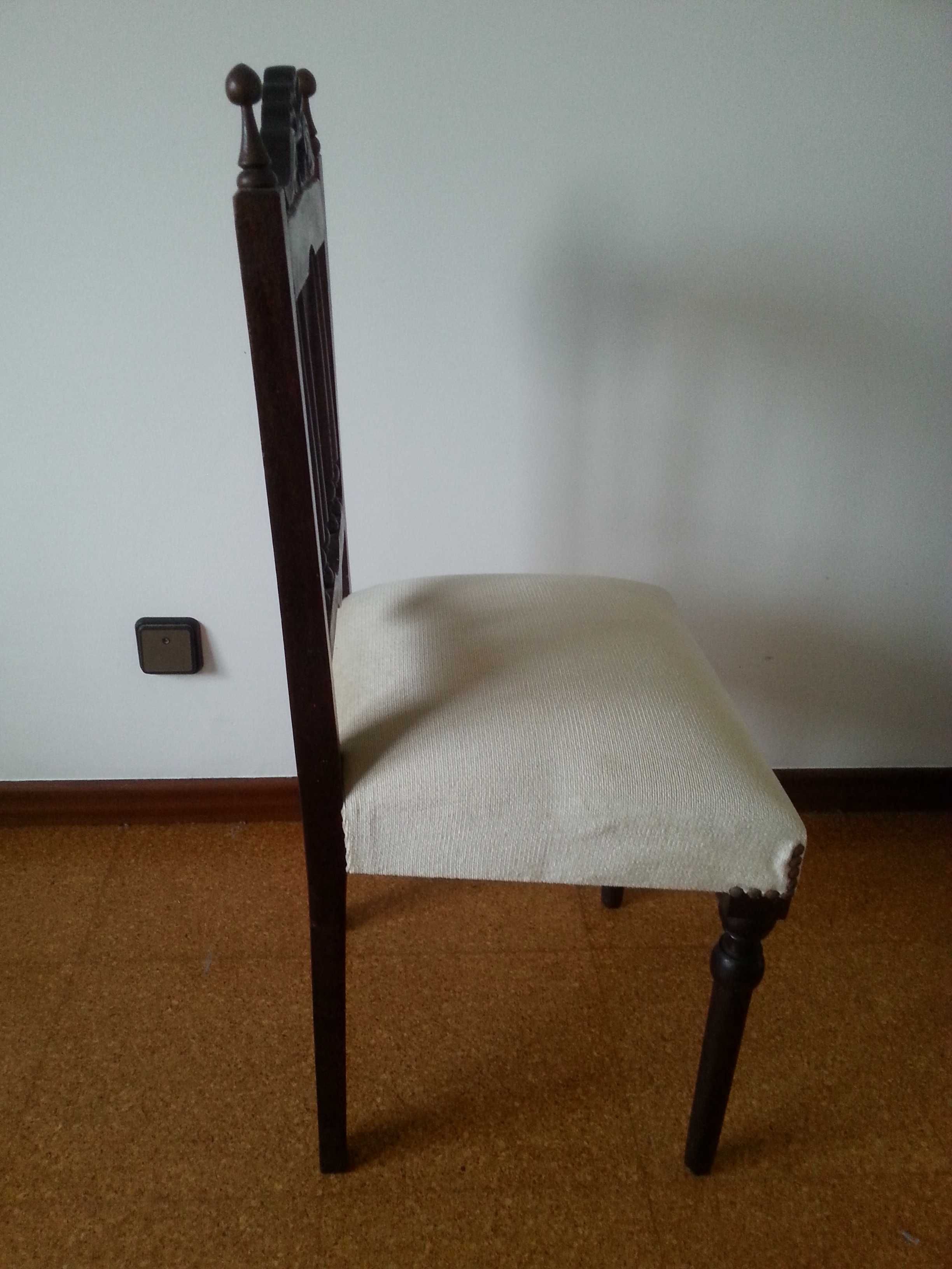 Cadeira em Madeira Almofadada