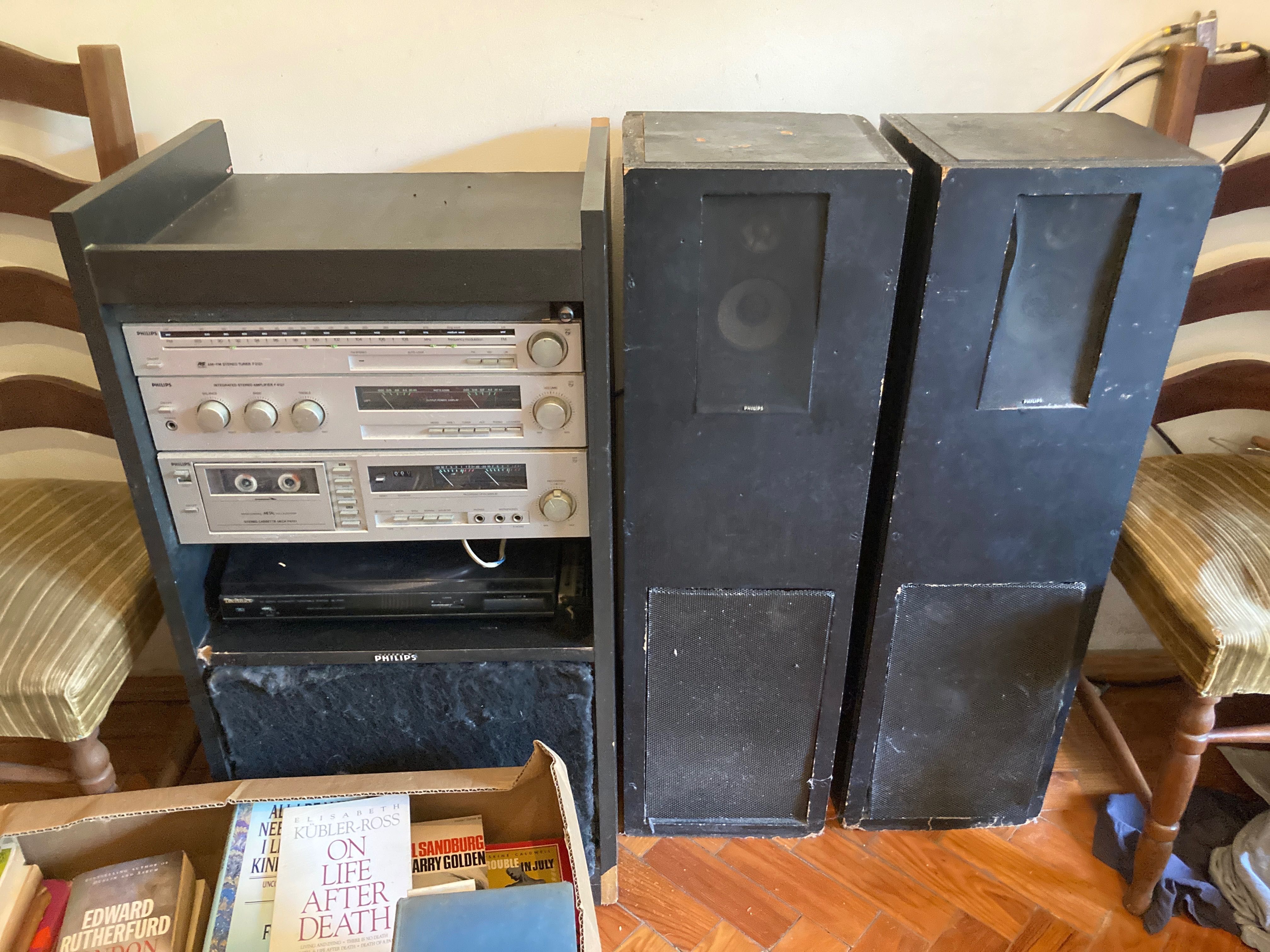 Torre de música com altifalantes