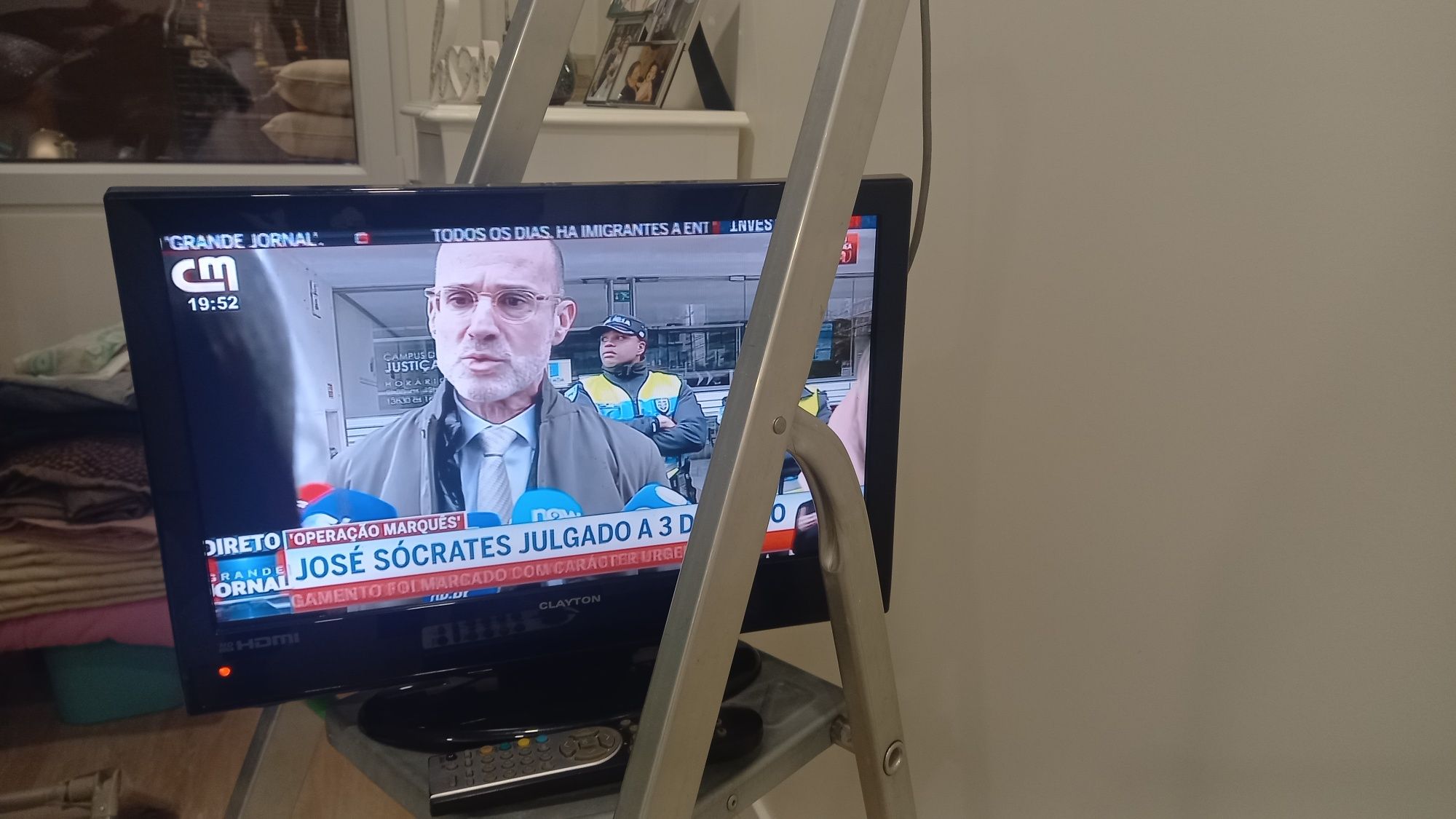 LCD com  22" com comando