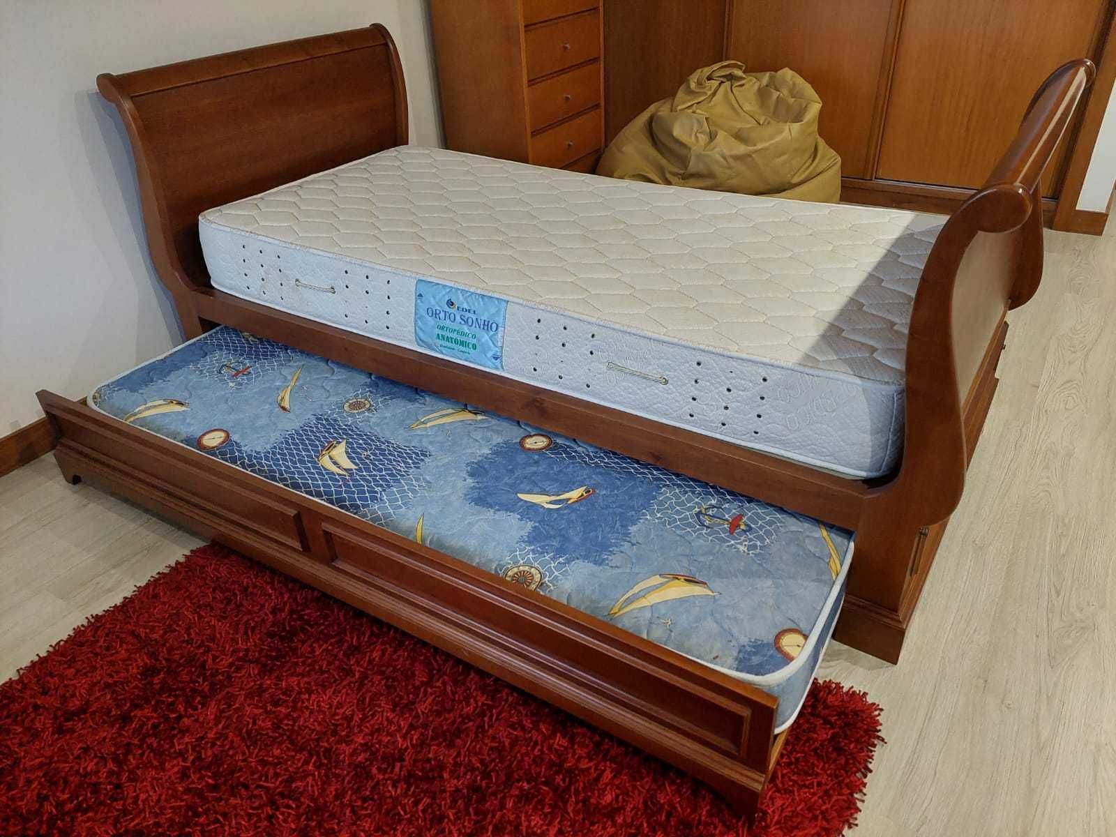 Cama de madeira maciça