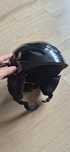 Kask do deski snowboardowej lub nart.