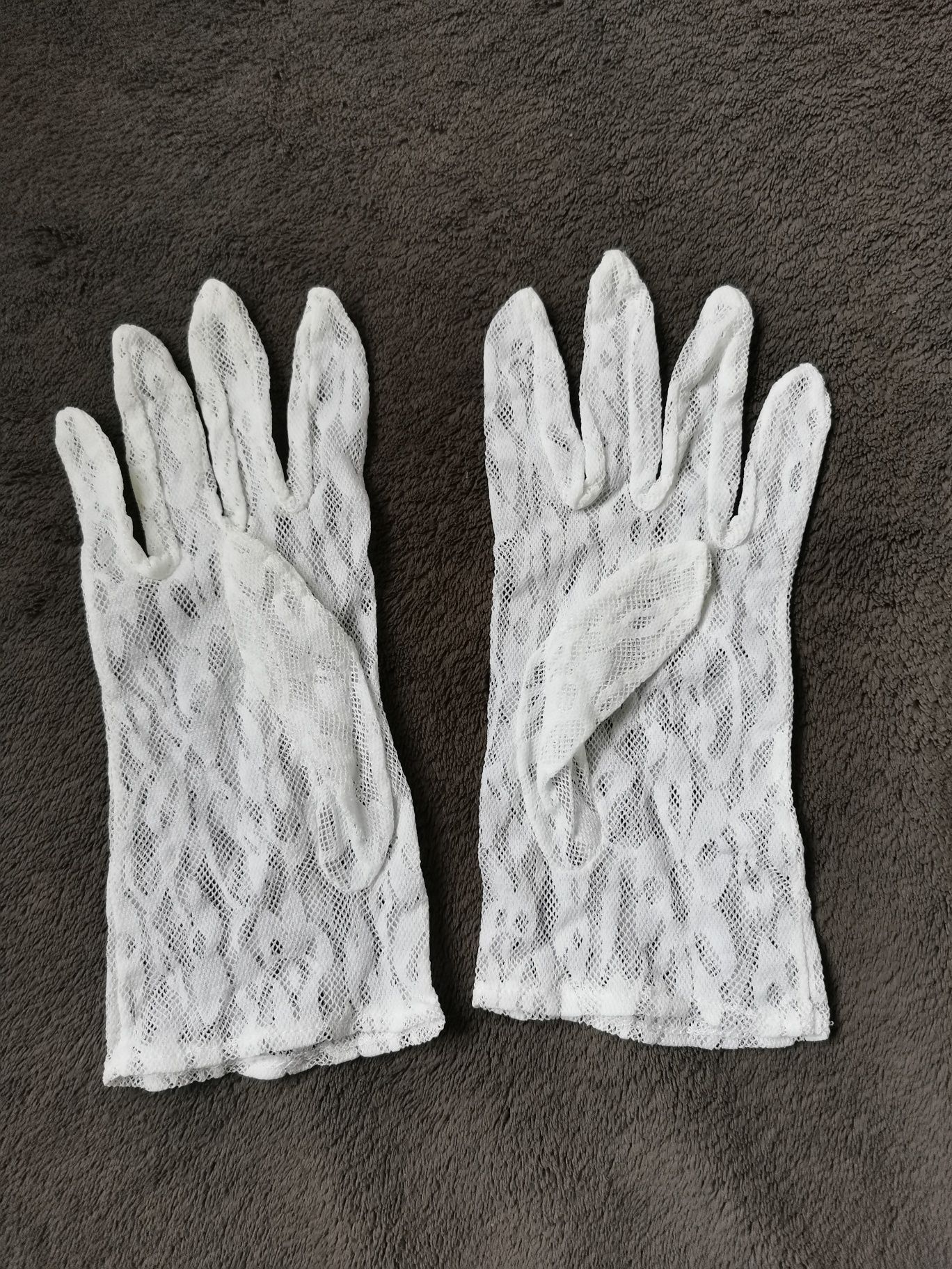 Białe rękawiczki komunijne