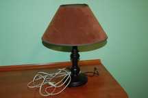Lampa stołowa drewniana z abażurem