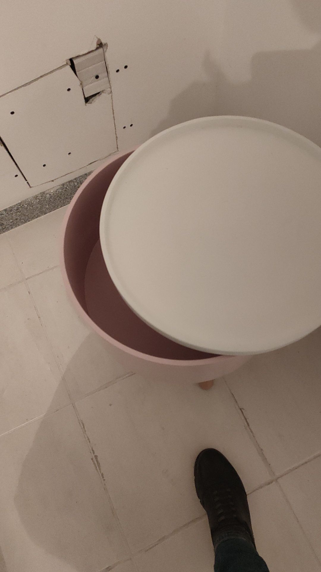 Mesa de cabeceira em madeira com duas cores