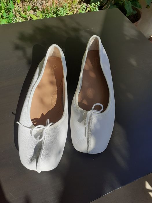 Białe skórzane balerinki marki CLARKS