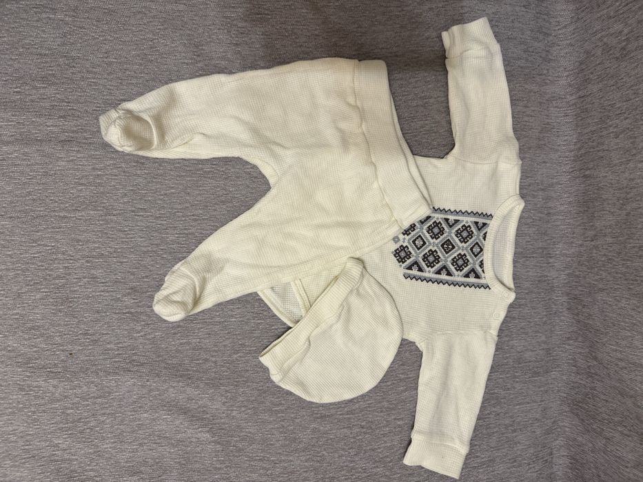 Комплект для новонароджених: повзуни, боді, шапочка, розмір 56-62