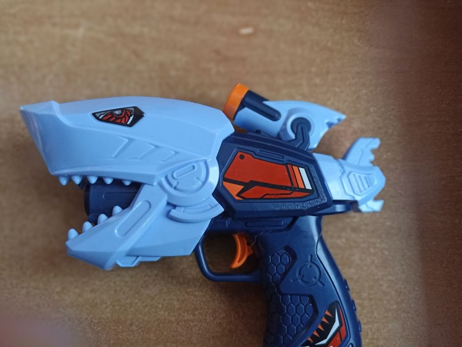 Zabawka pistolet swieci