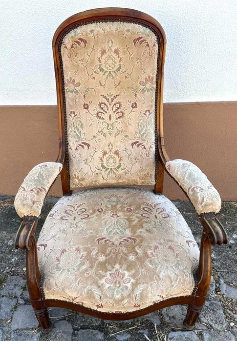 Cadeirões antigos em bom estado geral