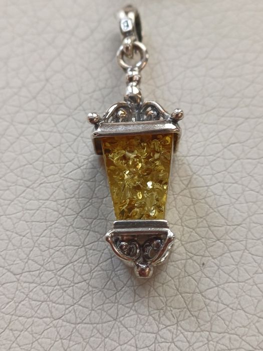 Srebrna zawieszka z bursztynem