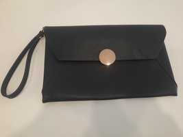 Clutch preta tipo envelope da Mango