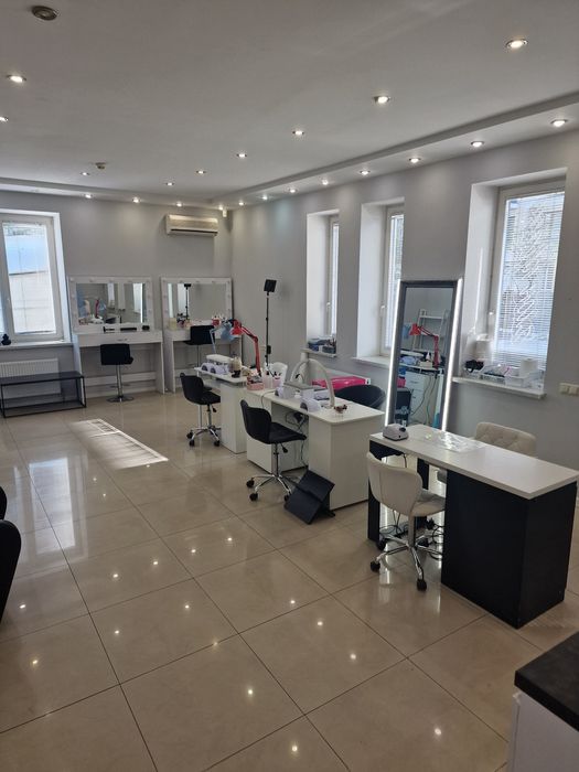 В салоні краси (район Музкомедії) здаються в оренду робочі місця.