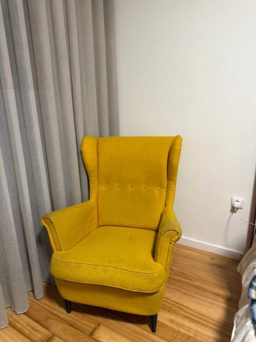 Cadeirão  cor amarelo IKEA