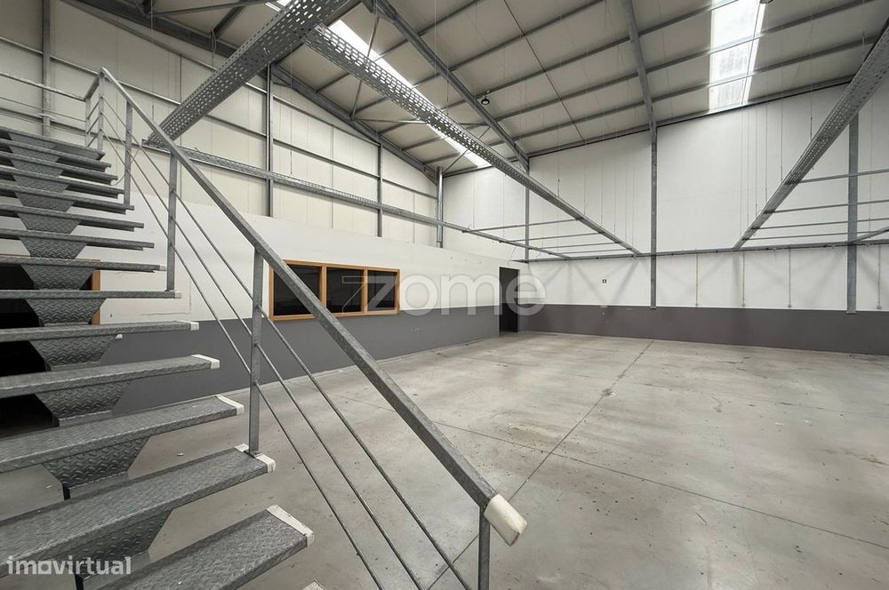 Armazém semi-novo em Romariz