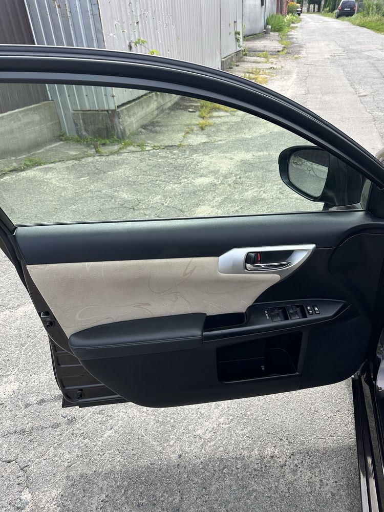 Lexus CT200H 2012 рік 1.8 гібрид
