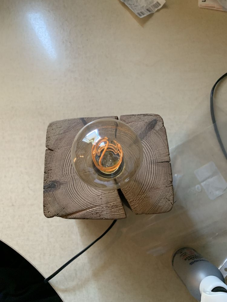 Ręcznie robiona lampka loftowa z drewna i żarówką Edison LED