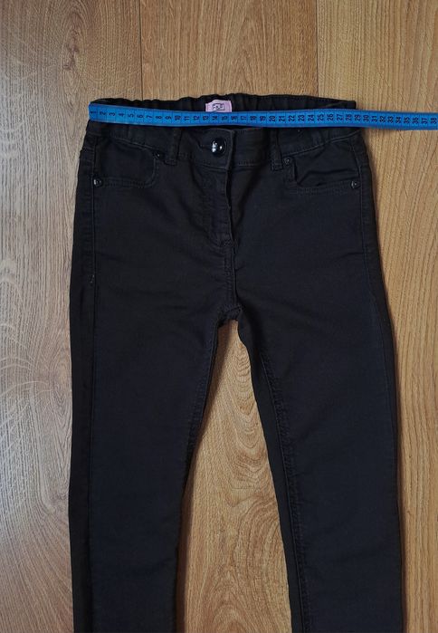 Черные джинсы и футболка с длинным рукавом для девочки