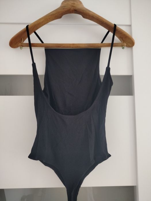 Body z wyciętymi plecami