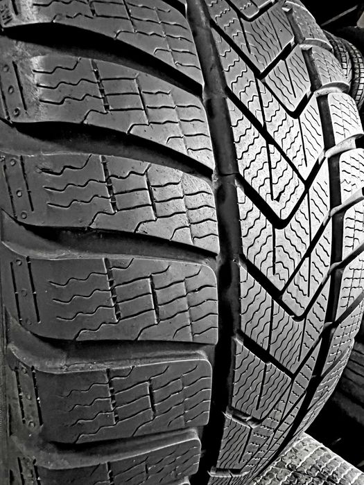 Шини Б/в 255.40.18 пара Pirelli