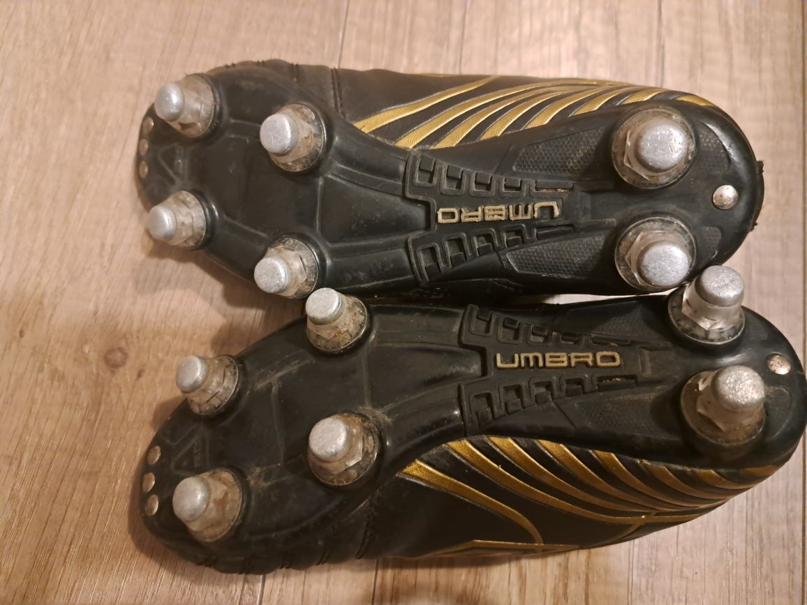 Korki piłkarskie Umbro rozm. 31 czarno zlote