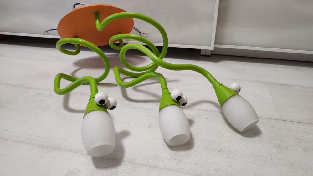 Lampa sufitowa do pokoju dziecięcego z oczami