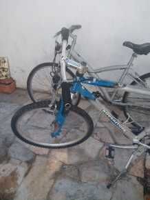 Duas bicicletas.