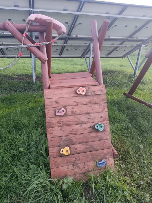 Drewniany plac zabaw dla dzieci