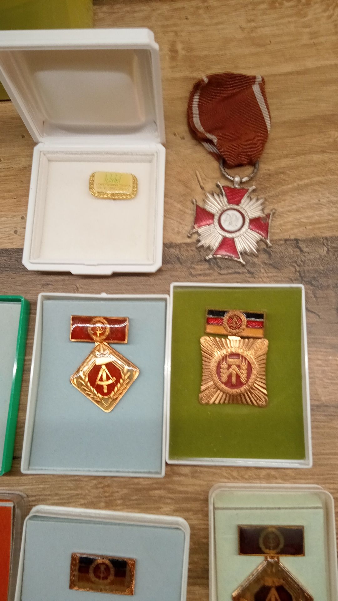 Zabytkowe odznaki medale