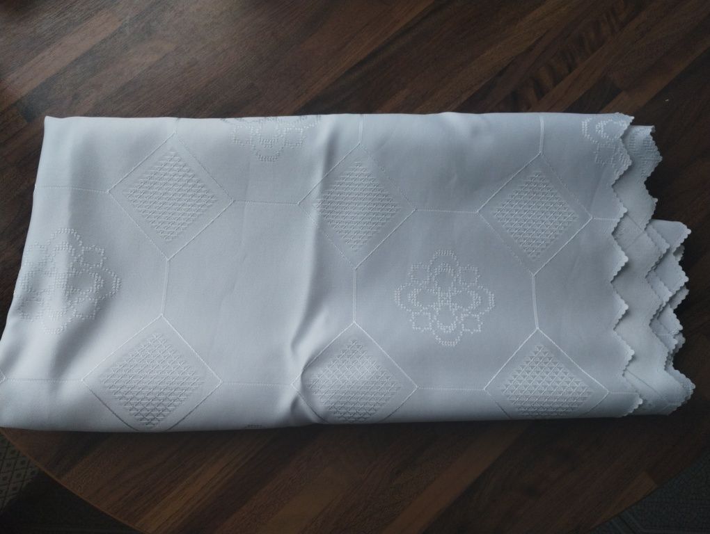 Biały obrus 160x90