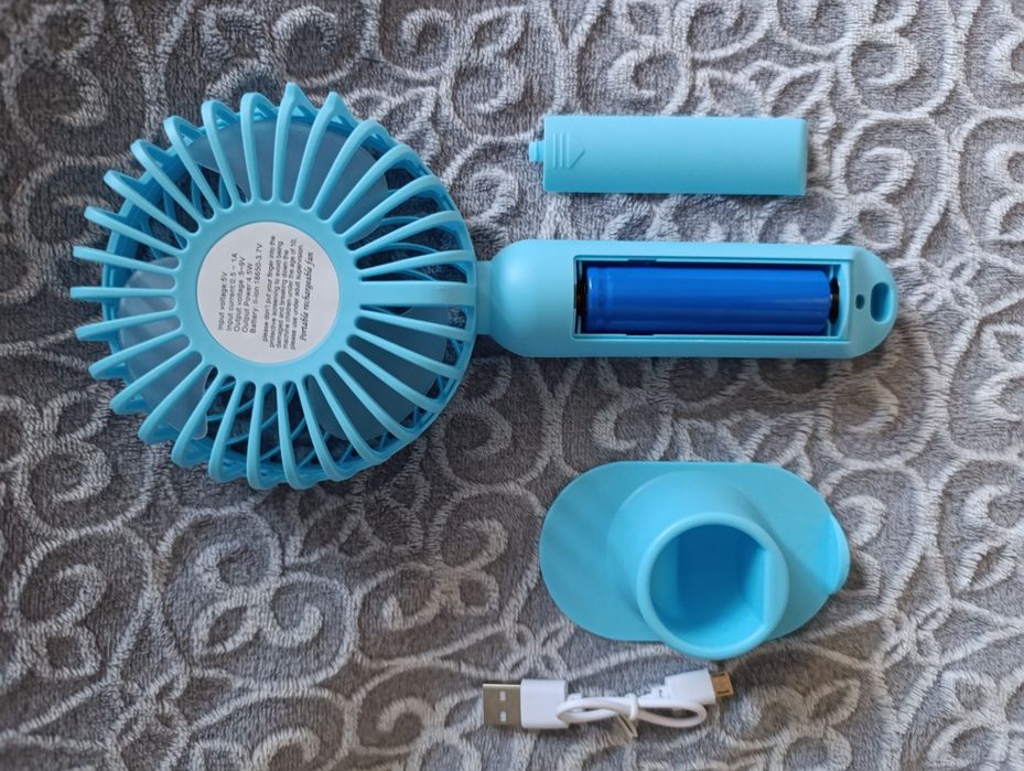 Wiatraczek stojący mały wentylator na upały