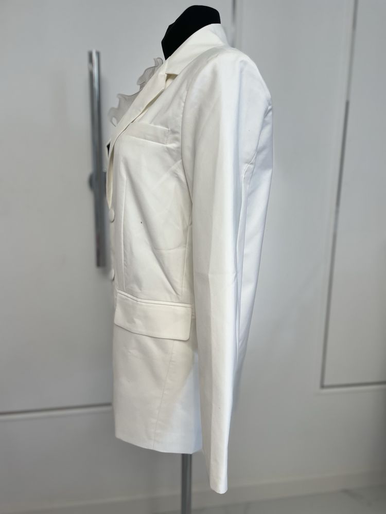Nowa biała sukienka marynarka długa zapinana na guziki z kwiatem 3d