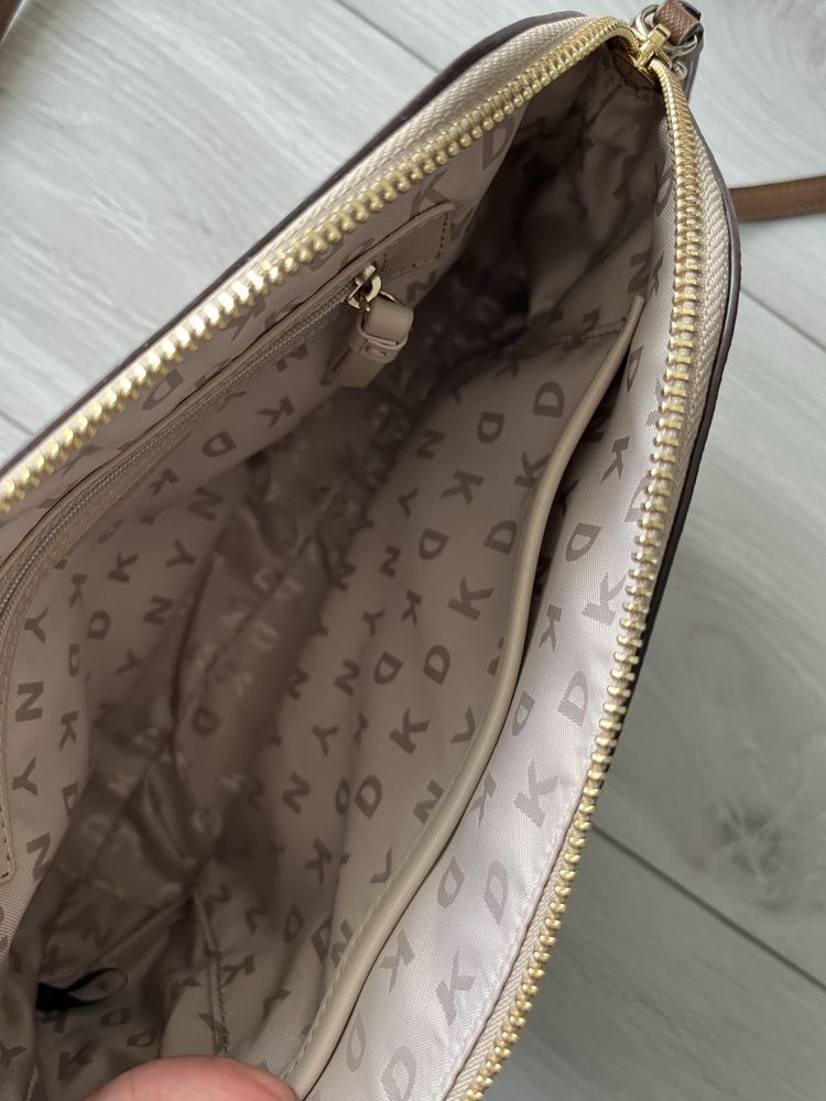 Torebka listonoszka DKNY brązowa monogram damska na ramię
