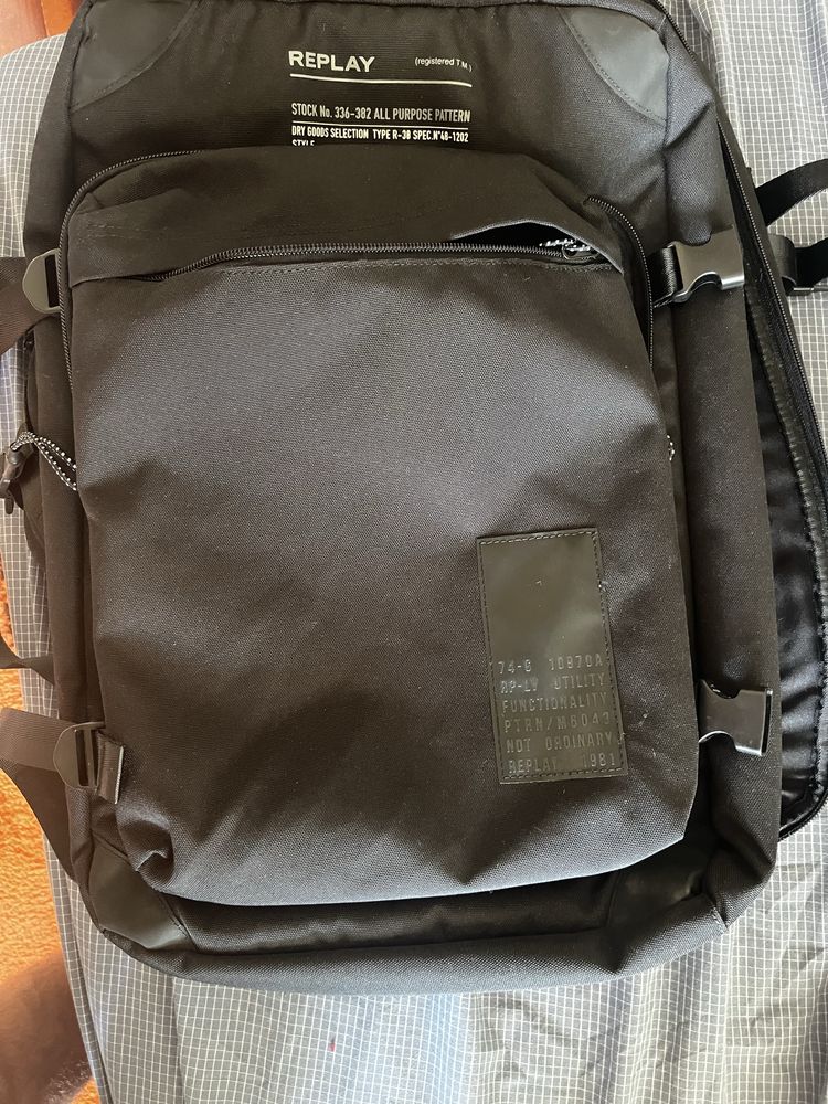 Vendo mochila Replay nova sem etiqueta