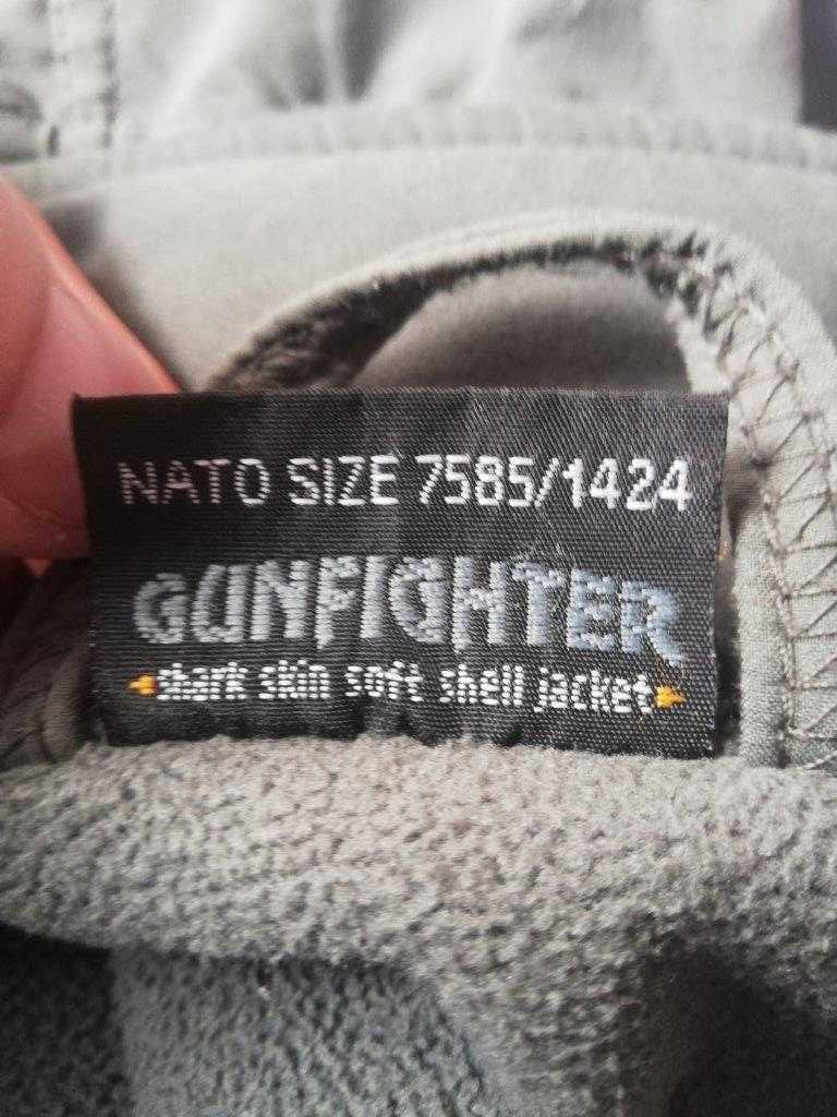 Kurtka Helikon Gunfighter Softshell plus dwie czapki w komplecie.