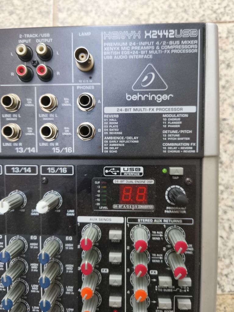Mesa de Som Behringer X2442USB