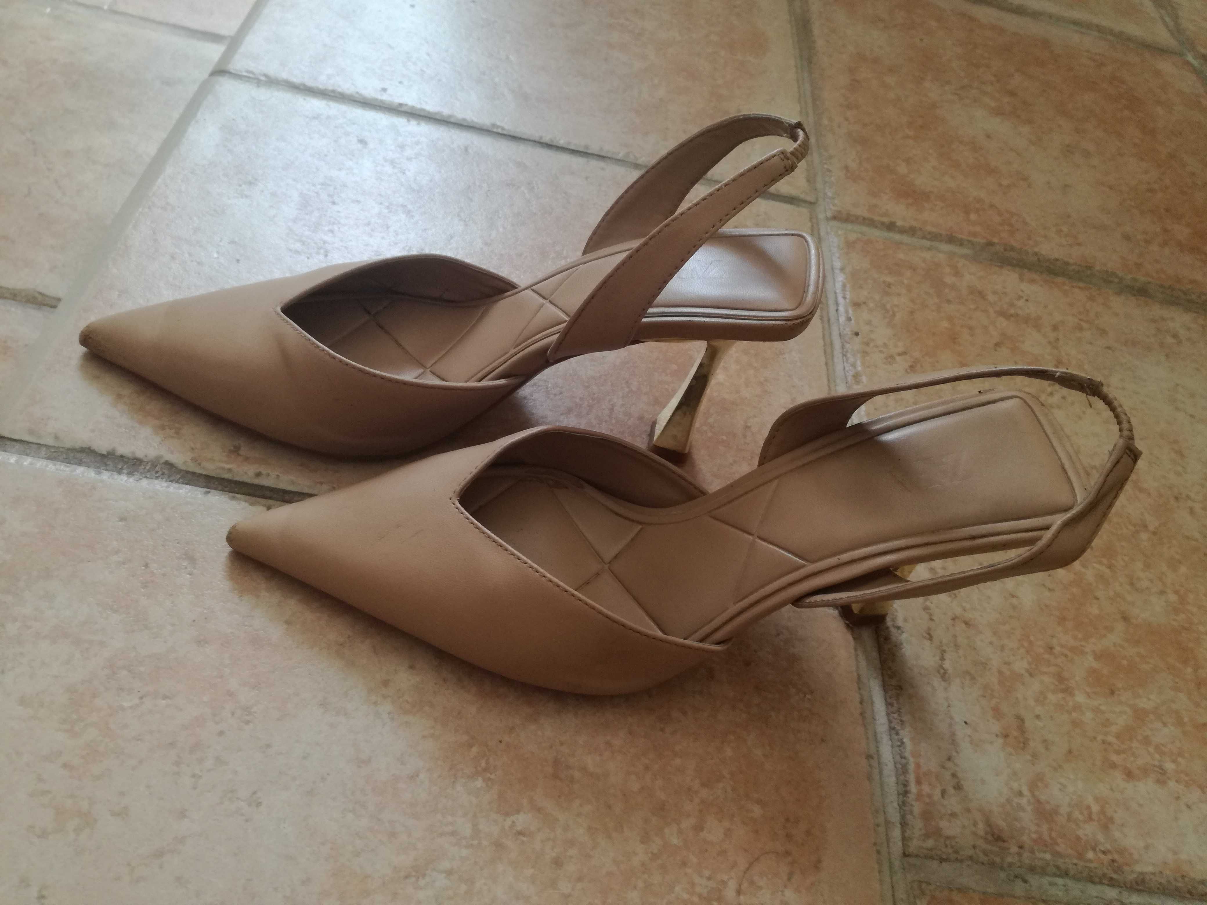 Sandálias sapatos abertos atrás beges da Zara