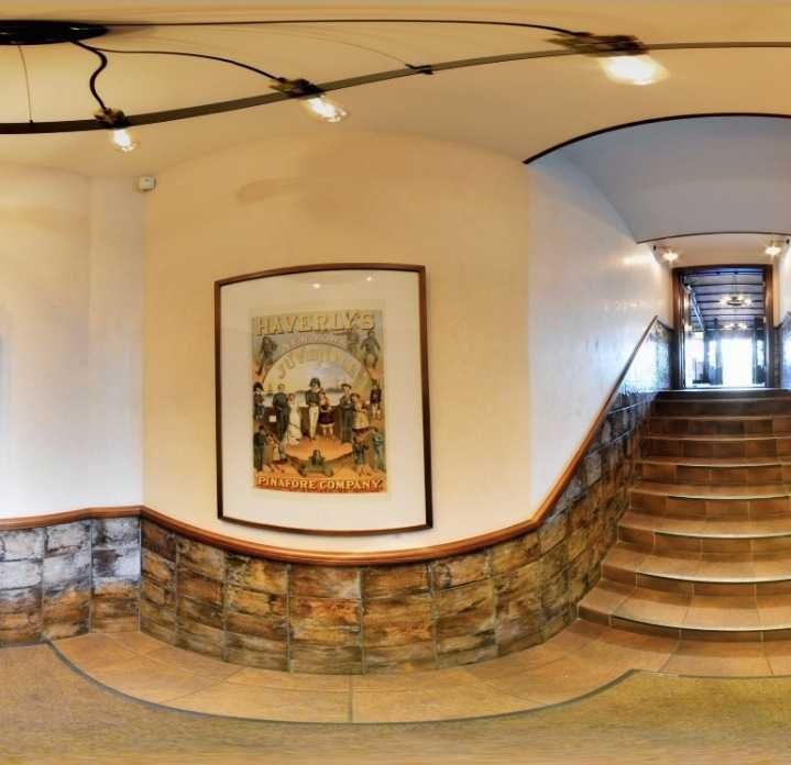 «Watson Pub» – справжній англійський паб у центрі міста.