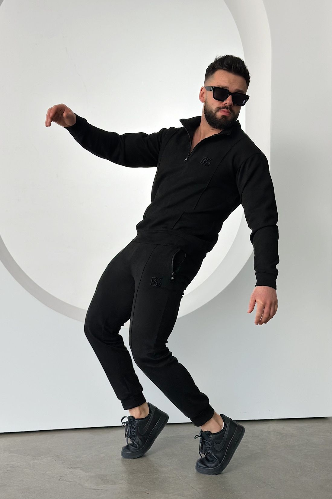 DRES MĘSKI BG RIVAL | CZARNY

Dres BG RIVAL to połączenie elegancji i