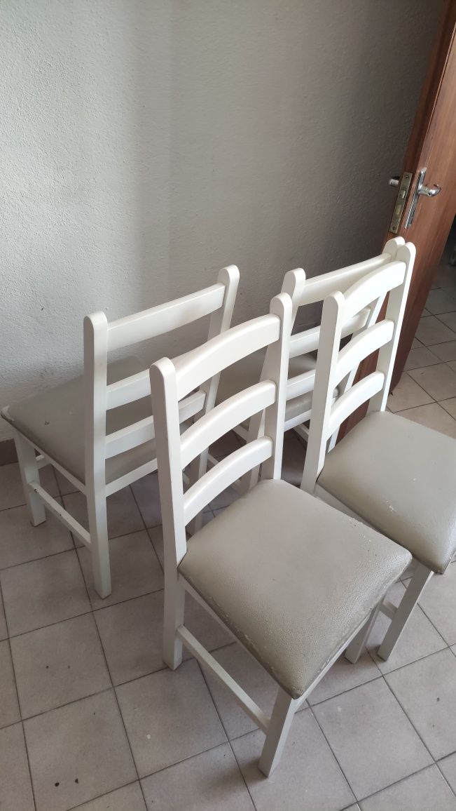 Mesa extensivel com cadeiras